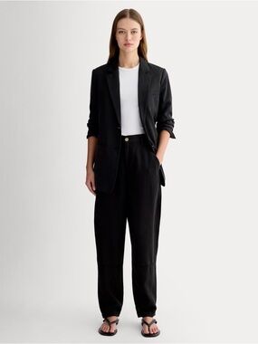 Everlane barrel leg chino in Buttersoft material. Black size 10